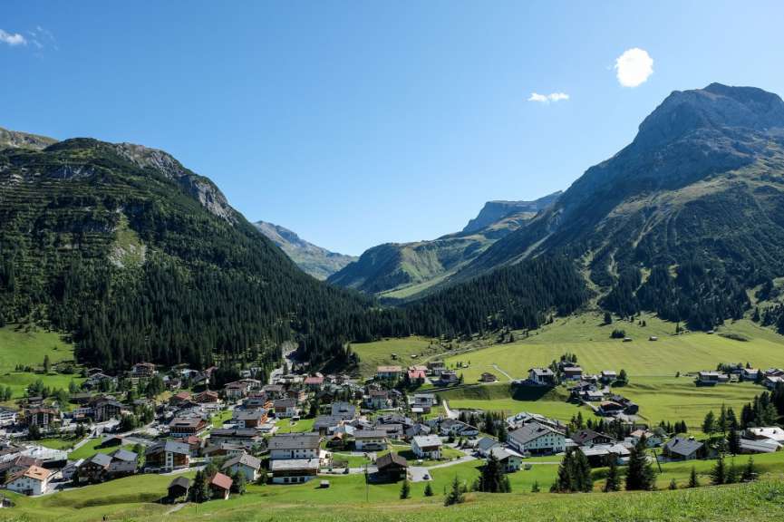 Ein kleines Dorf liegt mitten in einem Tal zwischen zwei Bergen