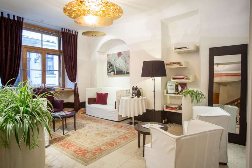 Ein Wohnzimmer mit weißen Möbeln und einem Tisch