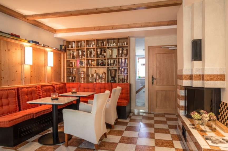 Ein Wohnzimmer mit Tisch und Stühlen und einem Kamin
