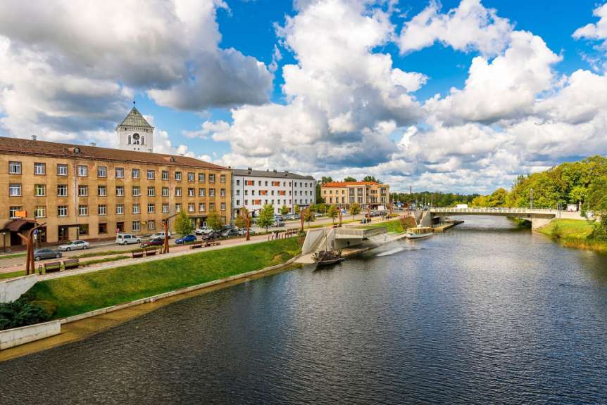 Eine Brücke über einen Fluss in einer Stadt