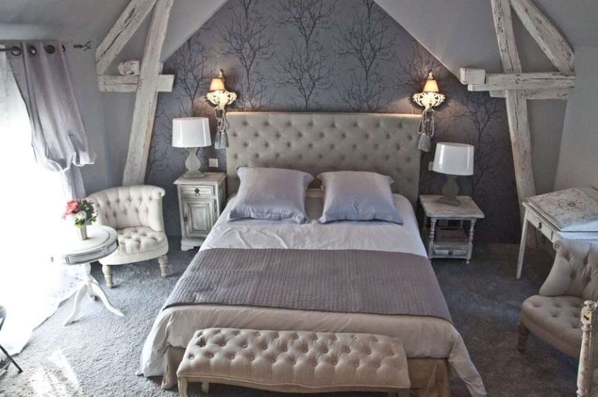 Ein Schlafzimmer mit einem Bett und zwei Nachttischen