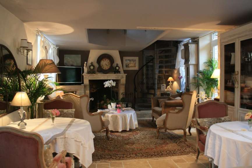 Ein Wohnzimmer mit vielen Möbeln und einem Kamin