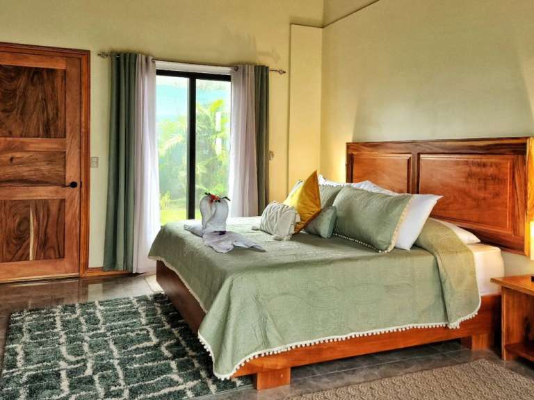 Ein Schlafzimmer mit einem Bett und einer Tür