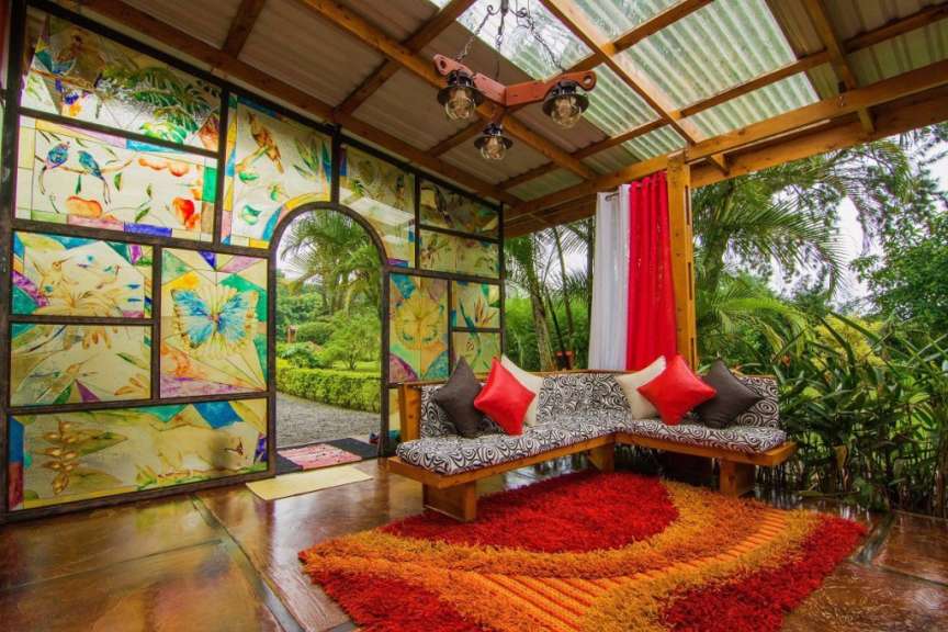 Ein Wohnzimmer mit einer Couch und einem Teppich