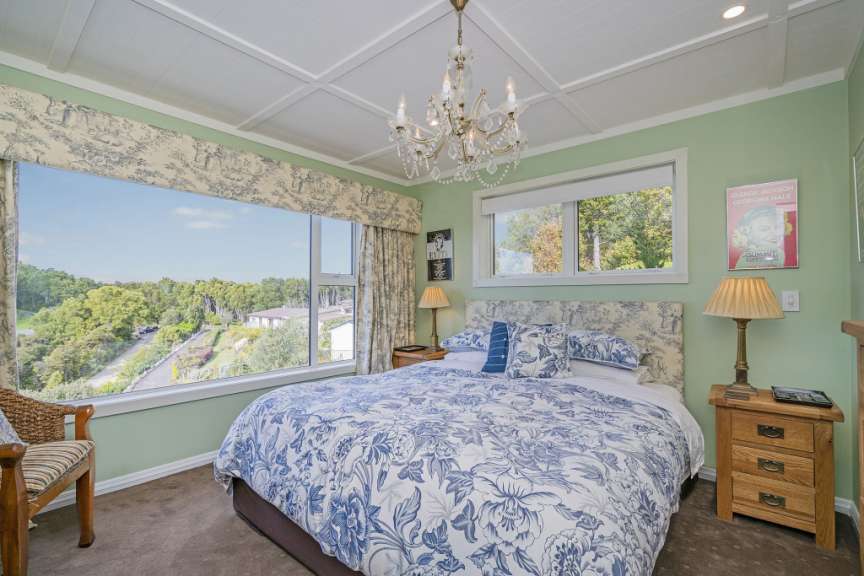 Ein Schlafzimmer mit einem Bett und einem Kronleuchter