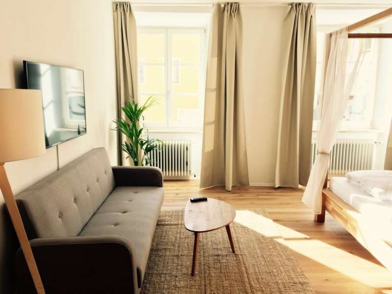 Ein Wohnzimmer mit einer Couch und einem Tisch