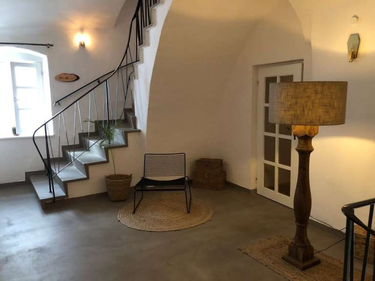 Eine Treppe in einem Haus mit einem Schild an der Wand