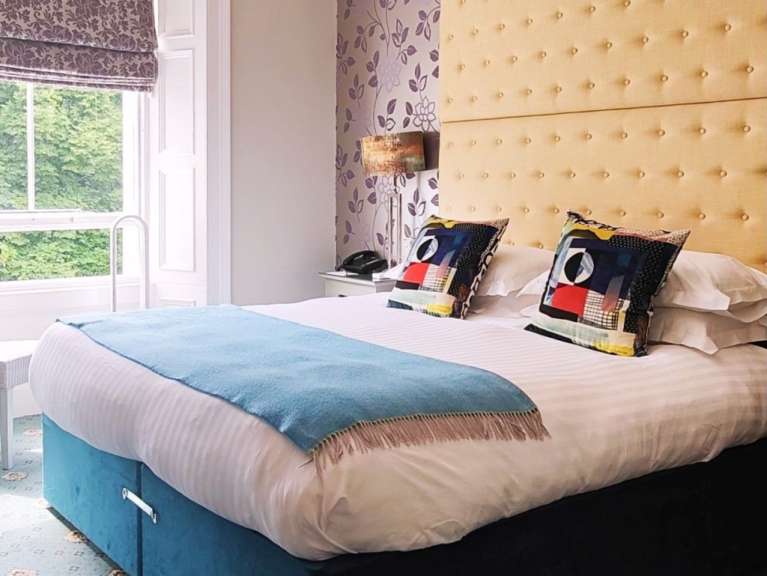 Ein Schlafzimmer mit einem Bett und zwei Kissen