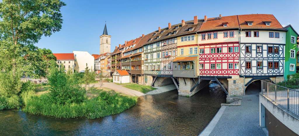 Eine Brücke über einen Fluss in einer Stadt