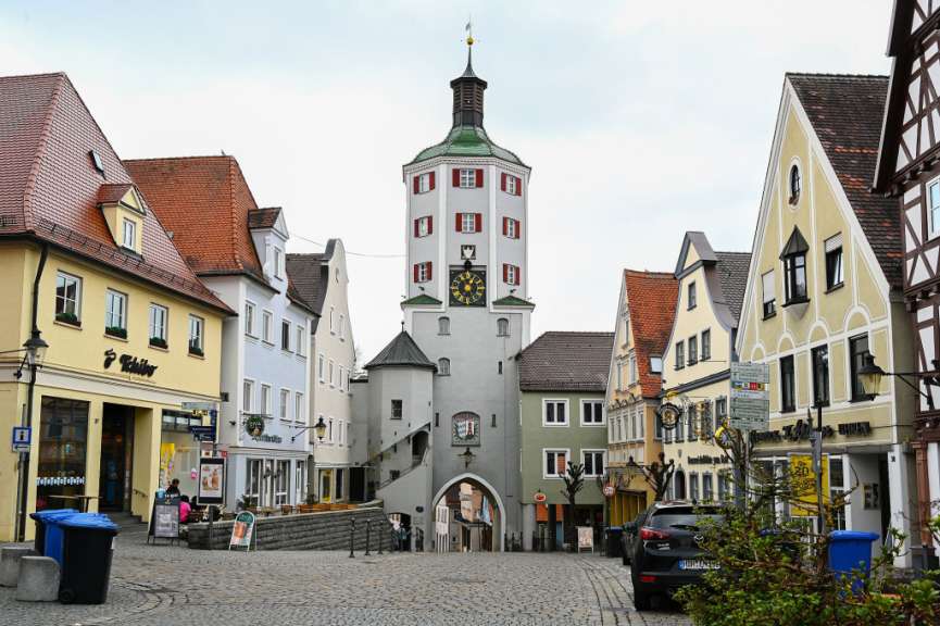 Ein kleines Stadtzentrum mit einem Uhrturm in der Mitte