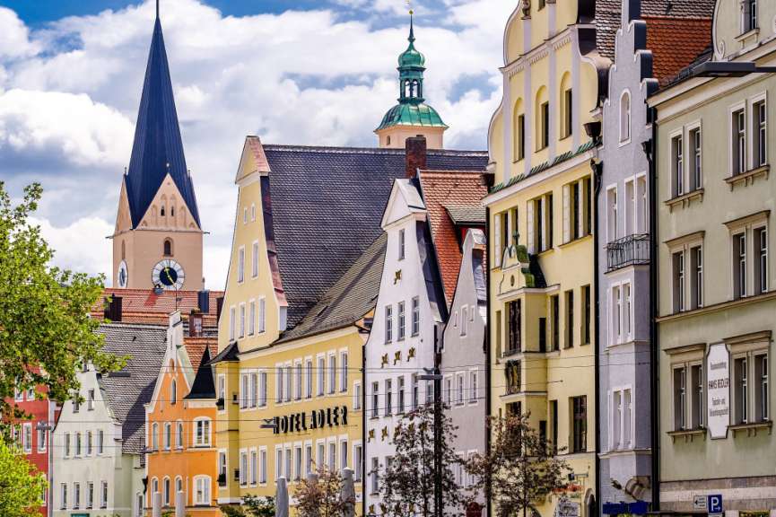 Eine Reihe von bunten Gebäuden mit dem Hotel rolex darauf
