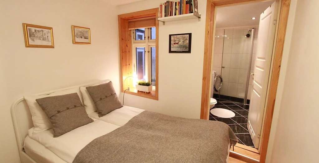 Ein Schlafzimmer mit einem Bett und einem Regal mit Büchern