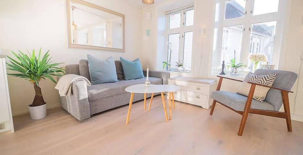 Ein Wohnzimmer mit einem Couchtisch und einem Stuhl