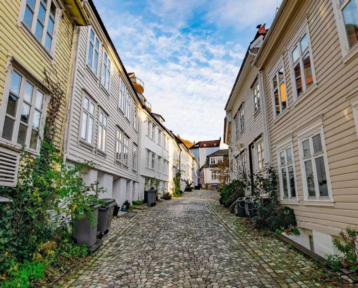 Eine schmale Gasse zwischen zwei Häusern mit vielen Fenstern