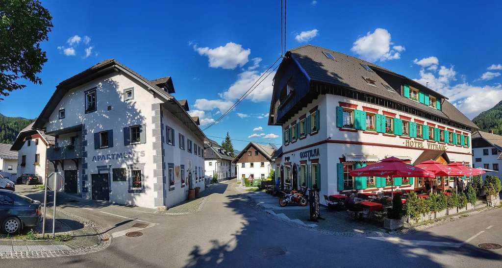 Ein weißes Gebäude mit der Aufschrift " apartments " darauf