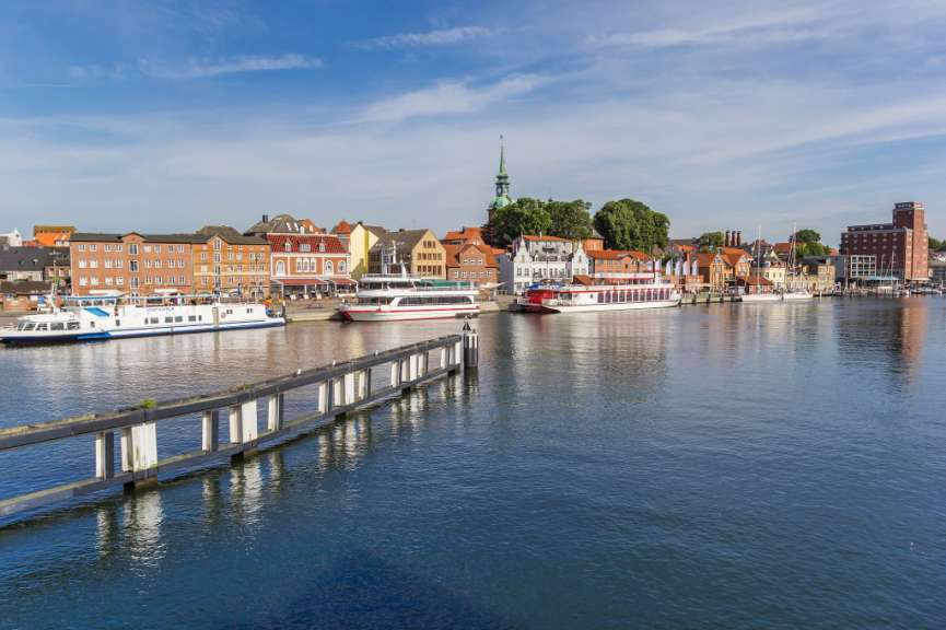 Eine Reihe von Booten, die in einem Hafen festgemacht sind
