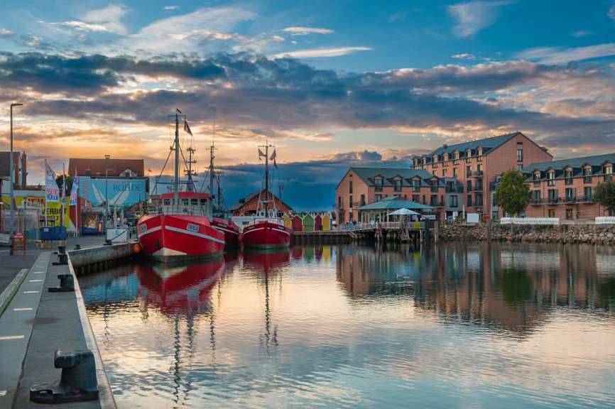 Ein rot-weißes Boot mit der Aufschrift ‚ schiff ‘ darauf