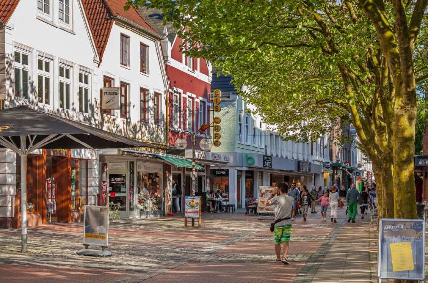 Ein Mann geht auf einer geschäftigen Straße in der Nähe eines Schildes mit der Aufschrift express