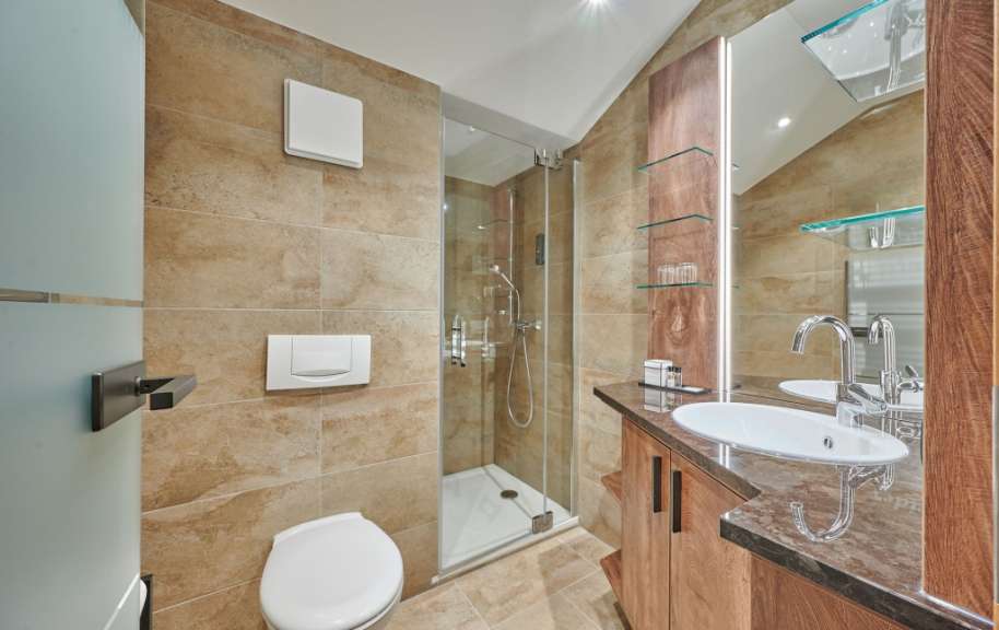 Ein Badezimmer mit Toilette, Waschbecken und Dusche