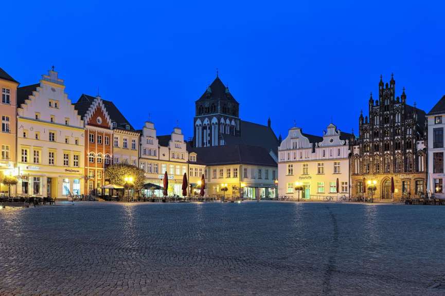 Eine Stadt mit vielen Gebäuden und einem Gebäude mit der Aufschrift ‚ sparkasse ‘ darauf