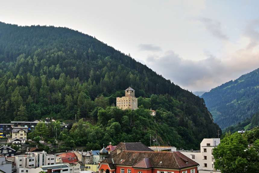 Eine Stadt liegt auf einem Hügel mit Bäumen umgeben