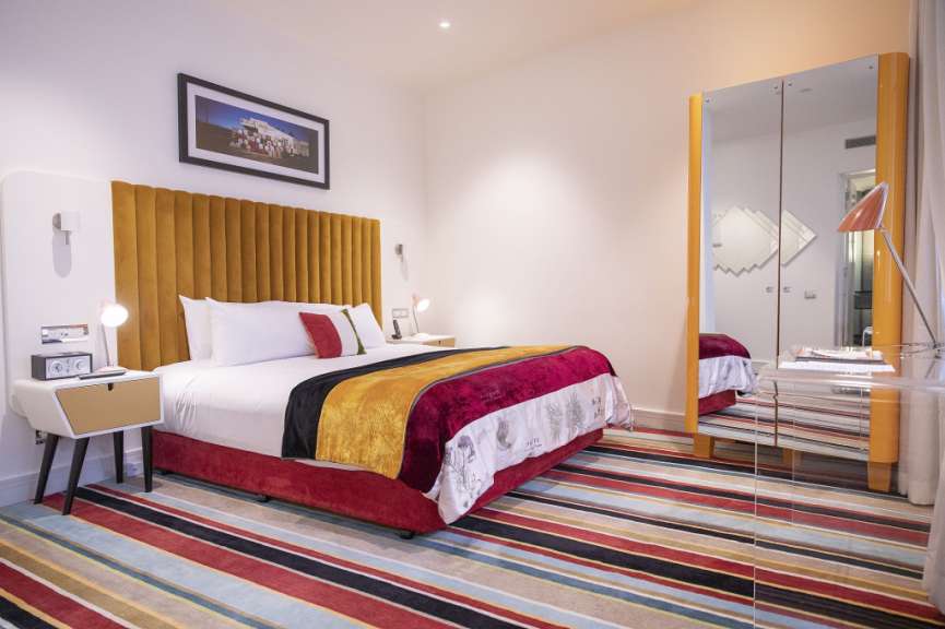 Ein Hotelzimmer mit einem Bett und einem Spiegel