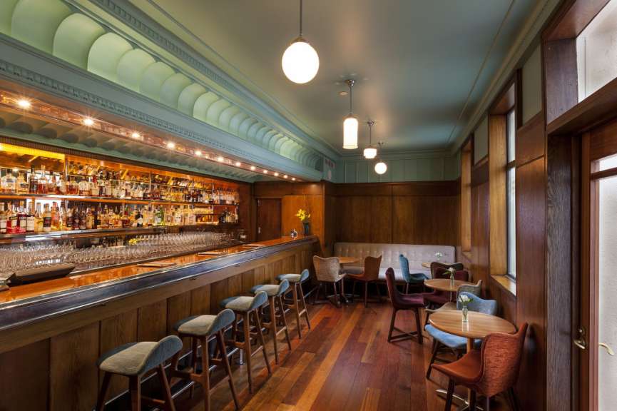 Ein Restaurant mit einer langen Bar und Stühlen