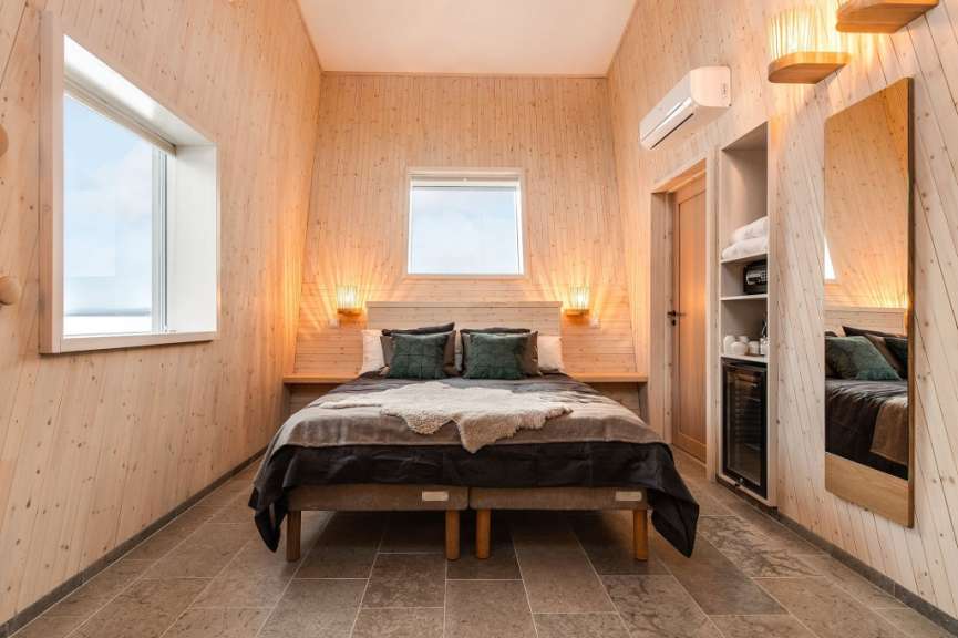 Ein Schlafzimmer mit einem Bett und einem Spiegel