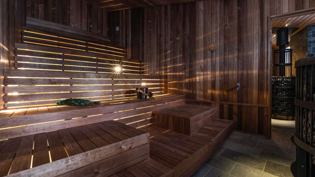Eine Sauna mit Holzwänden und einem Holzofen