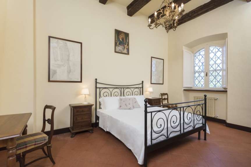 Ein Schlafzimmer mit einem Bett und zwei Nachttischen