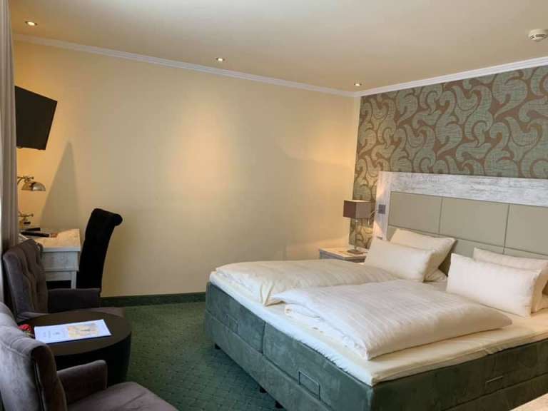 Ein Hotelzimmer mit zwei Betten und einem Stuhl
