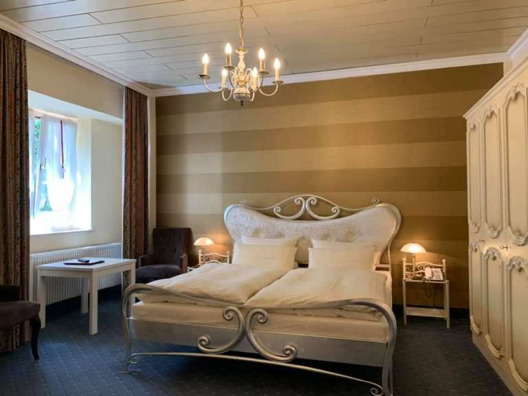 Ein Schlafzimmer mit einem Bett und einem Kronleuchter