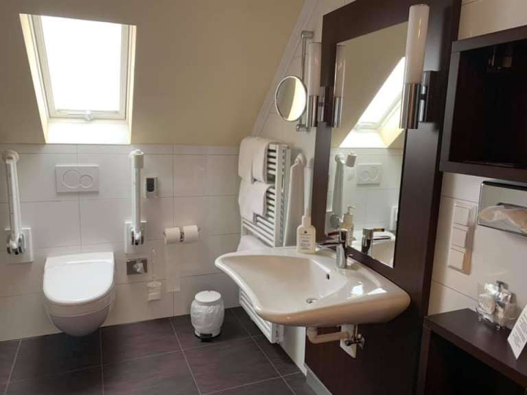 Ein Badezimmer mit einem Waschbecken und einer Toilette