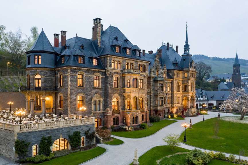 Ein großes Schloss mit vielen Fenstern und einem Balkon