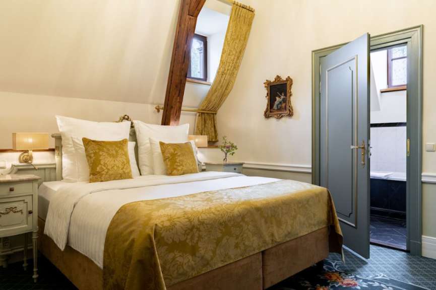 Ein Schlafzimmer mit einem Bett und einem Gemälde an der Wand