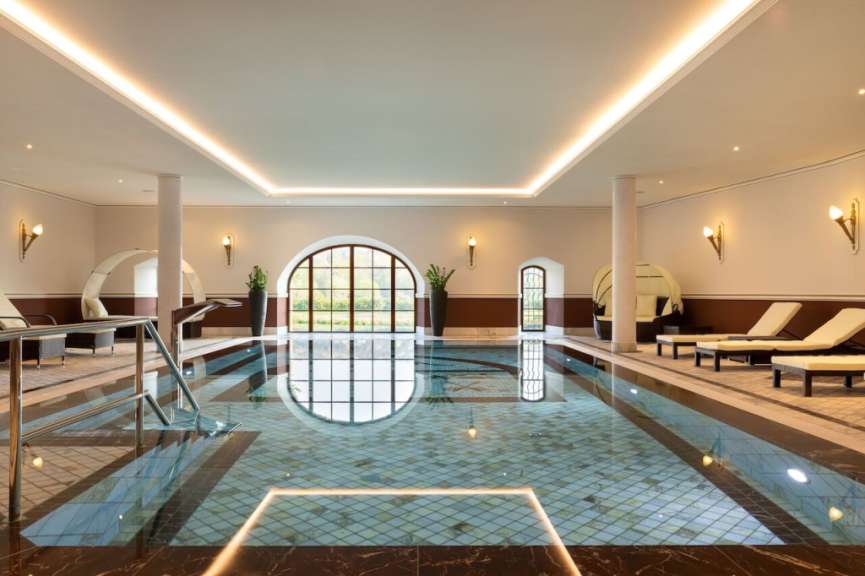 Ein großer Swimmingpool in einem Hotelzimmer