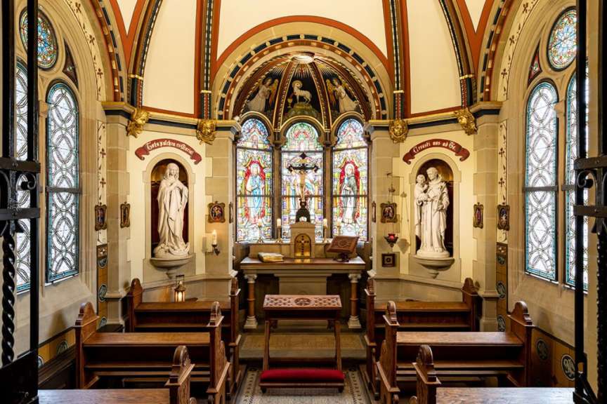 Eine Kirche mit einem Buntglasfenster und einem Kreuz darauf