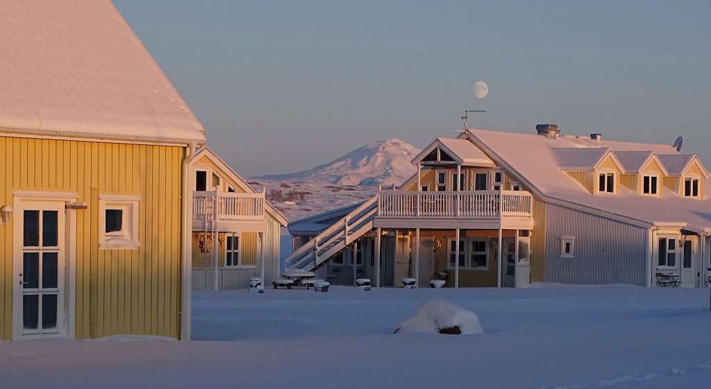 Eine Gruppe von Häusern mit schneebedeckten Dächern