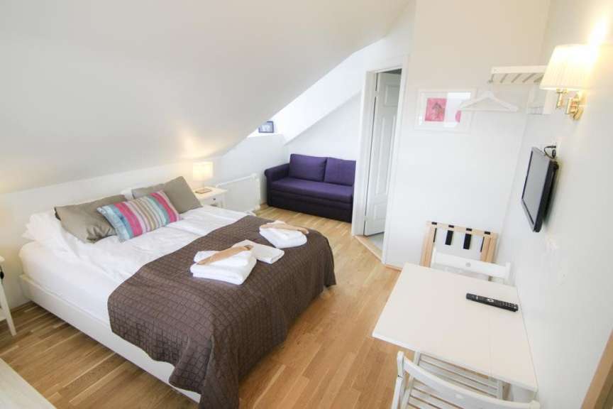 Ein Schlafzimmer mit einem Bett und einem Fernseher