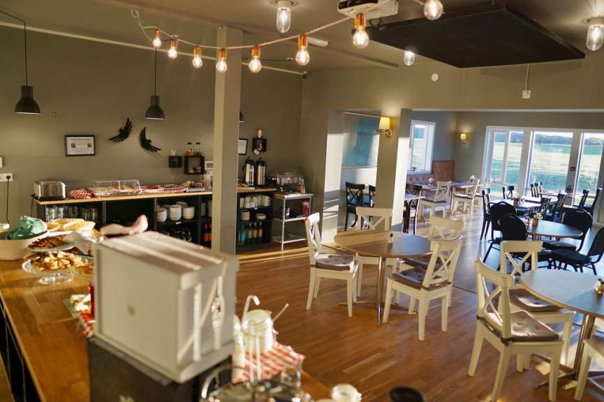 Ein Restaurant mit vielen Tischen und Stühlen