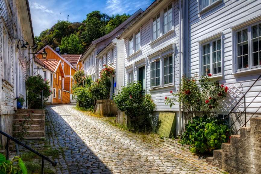 Eine Straße mit weißen Häusern und gelben Häusern