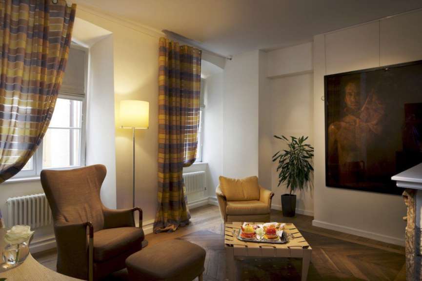 Ein Wohnzimmer mit zwei Stühlen und einem Tisch