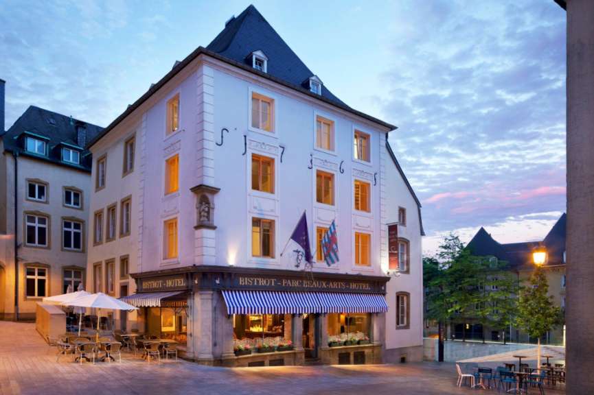 Ein weißes Gebäude mit der Aufschrift " bistrot " darauf