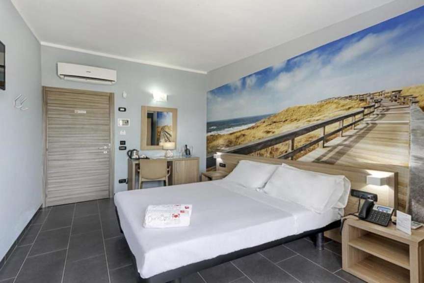Ein Hotelzimmer mit einem Bett und einem Schreibtisch