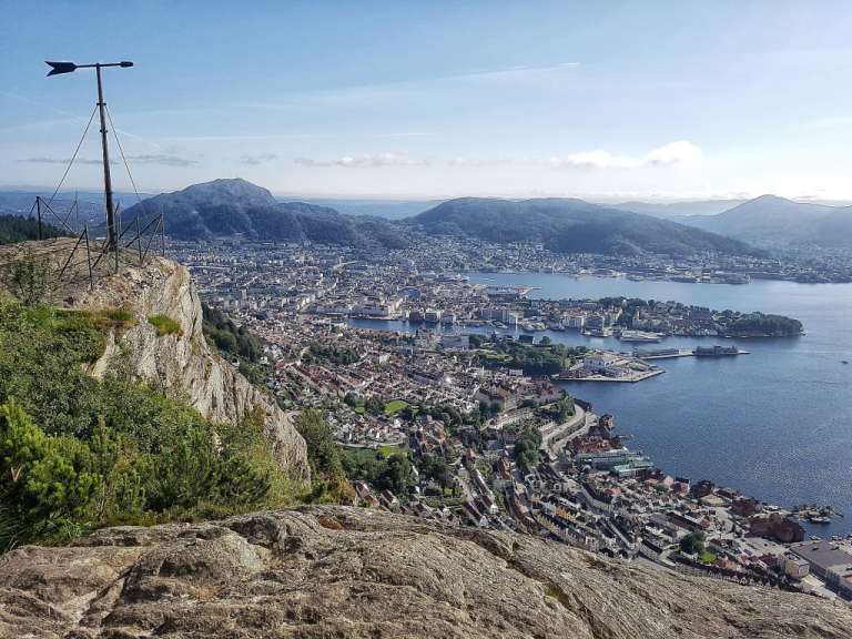 Eine Stadt mit einem großen Hafen und Bergen im Hintergrund