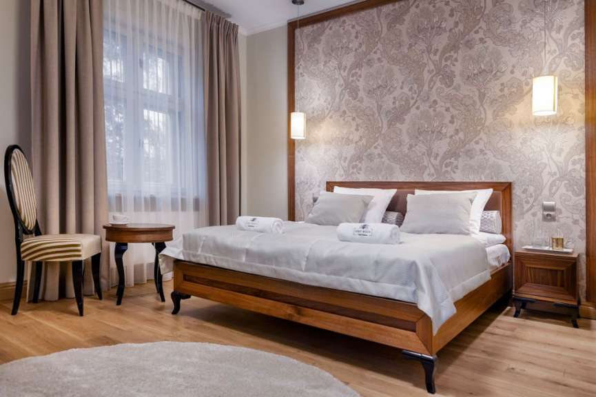 Ein Hotelzimmer mit einem Bett und zwei Nachttischen