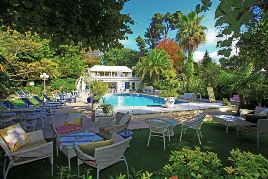 Ein großer Pool mit vielen Stühlen und Stühlen um ihn herum