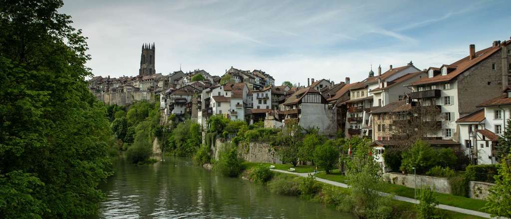 Ein Fluss fließt durch eine Stadt mit vielen Gebäuden