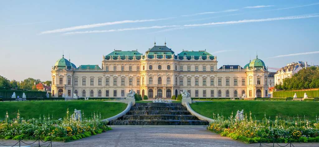 Ein großes weißes Gebäude mit einem Wasserfall davor