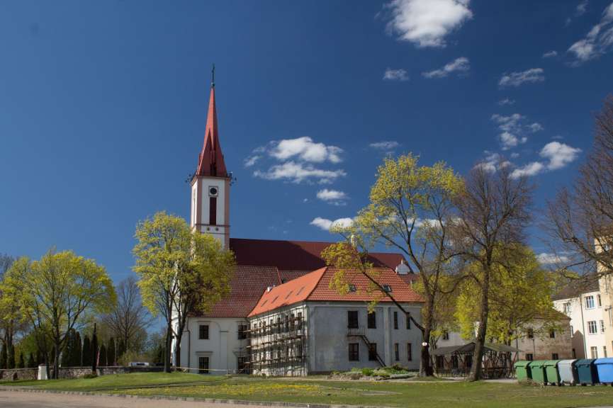 Eine Kirche mit einem roten Turm und einem Uhrturm